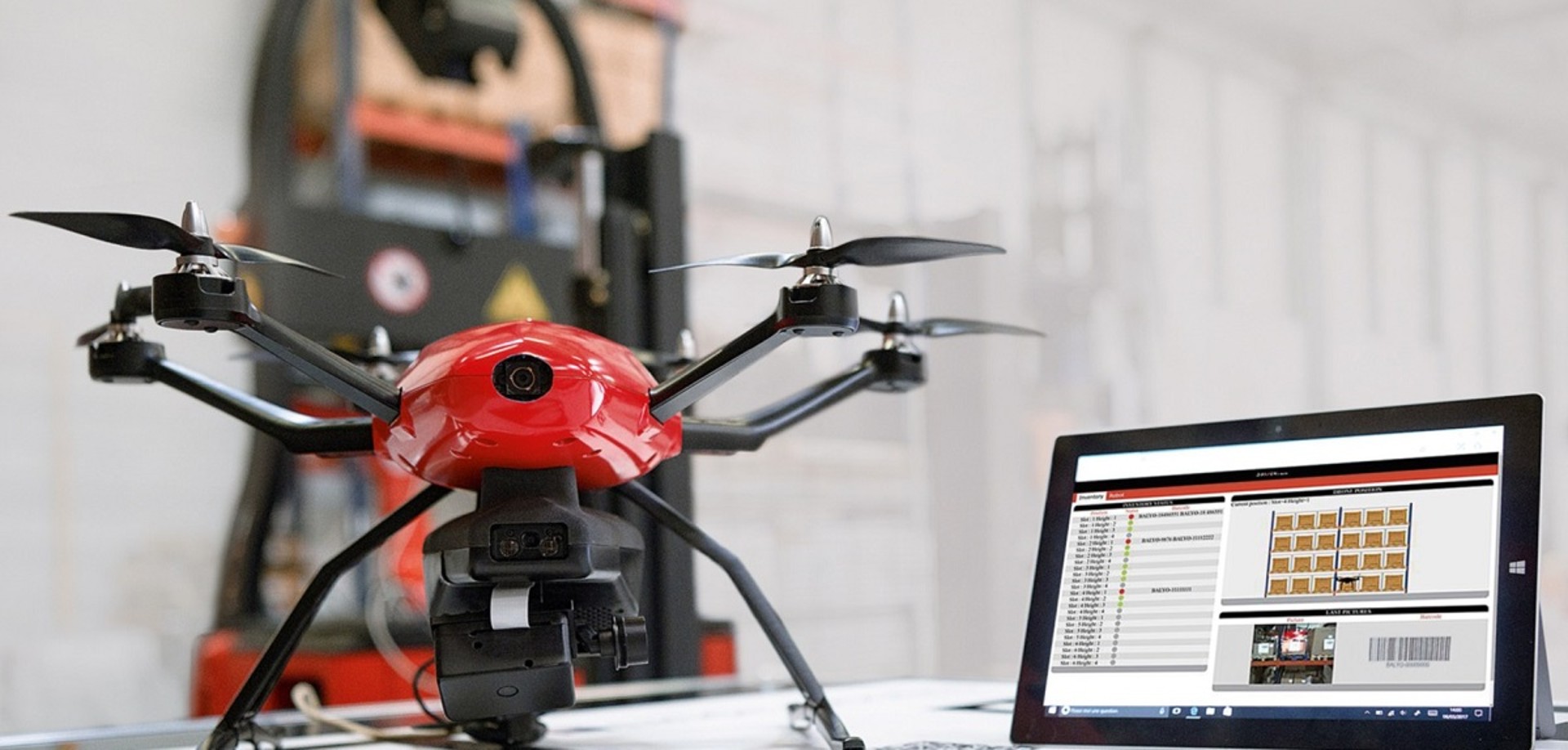 Дронов робот. Роботехники музей робототехники москва. Квадрокоптеры будущего. Дрон с птичьими лапами. Роботы дроны летают.